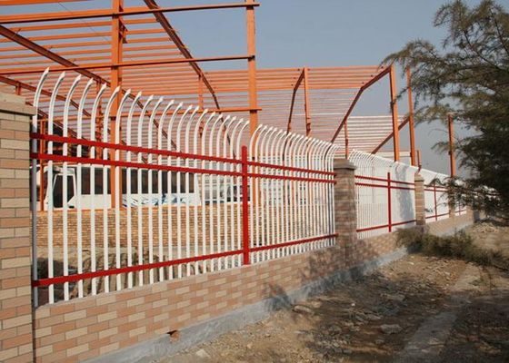 चीन झालर दीवार सुरक्षा धातु वायर बाड़ लगाना जस्ती स्टील पाइप सफेद रंग आपूर्तिकर्ता